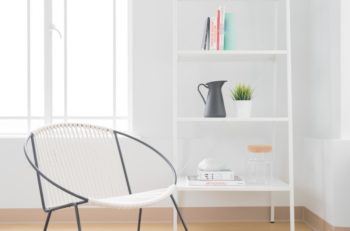 Si deseas simplificar tu vida y llevar un cáracter más desapegado, convertir tu casa al estilo minimalista te recordará que es realmente lo que necesitas.