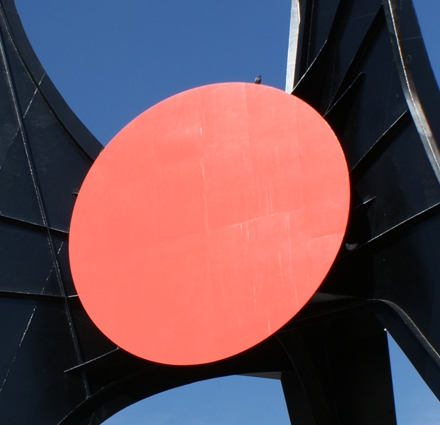 La escultura "El Sol Rojo" de Alexander Calder fue parte de la Ruta de la Amistad en las olimpiadas de México 68, se ubica en el Estadio Azteca.
