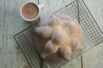 ¿Sabías que el significado del Pan de Muerto y su forma circular tienen un trasfondo mucho mayor al que todos conocen de los huesos?