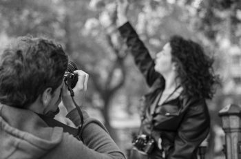Este es el empleo para fotógrafos perfecto, incluye una paga de £ 80 mil libras anuales y viajes por todo el mundo, incluyendo eventos exclusivos.