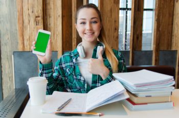 Todos sabemos que después de unas vacaciones a los estudiantes les cuesta regresar a la rutina escolar, aquí te decimos cómo hacerlo de manera positiva.