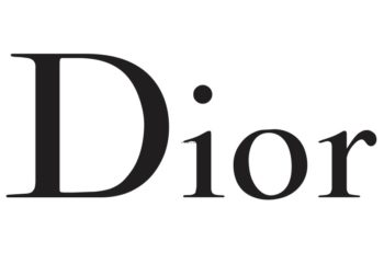 El logotipo de Dior podría parecer sencillo, pero ello obliga a destacar lo que roba las miradas, los diseños de la ropa y bolsos.