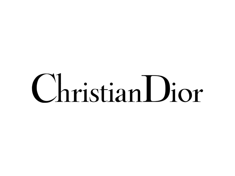 El logotipo de Dior podría parecer sencillo, pero ello obliga a destacar lo que roba las miradas, los diseños de la ropa y bolsos.