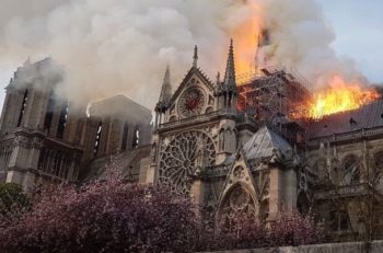 El incendio que inició casi a las 5 de la tarde (hora de París) se originó en la parte superior de ésta, donde se llevan a cabo trabajos de renovación.