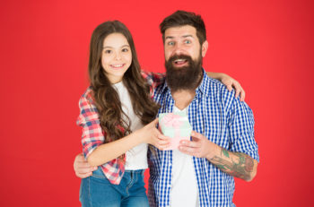 Si tu papá es diseñador y aún no sabes que regalos para el día del Padre le gusten, aquí te dejamos una lista con las mejores ideas (y en oferta).